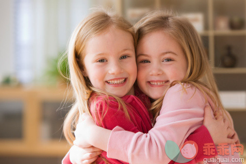 人,室内,快乐,深情的,金色头发_138709359_Caucasian sisters hugging_创意图片_Getty Images China