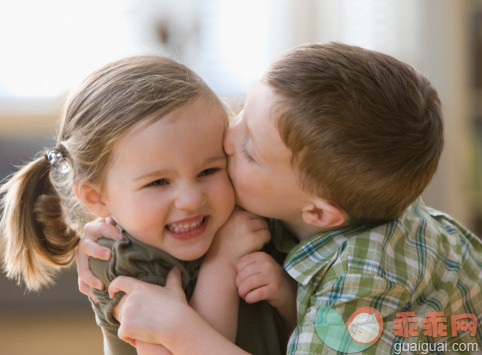 人,室内,快乐,深情的,金色头发_138709586_Caucasian brother kissing sister_创意图片_Getty Images China