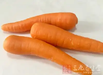 胡萝卜中含有丰富的维生素A，能够有效的维持体内细胞的完整性