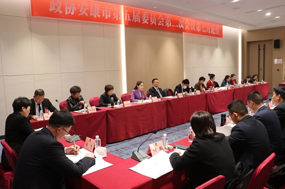 委员们进行分组讨论。记者 李荣 摄  (824079)-20230220092134.JPG