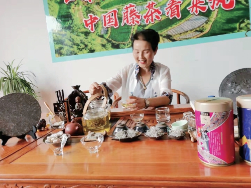 湖北来凤县：藤茶香飘引凤来