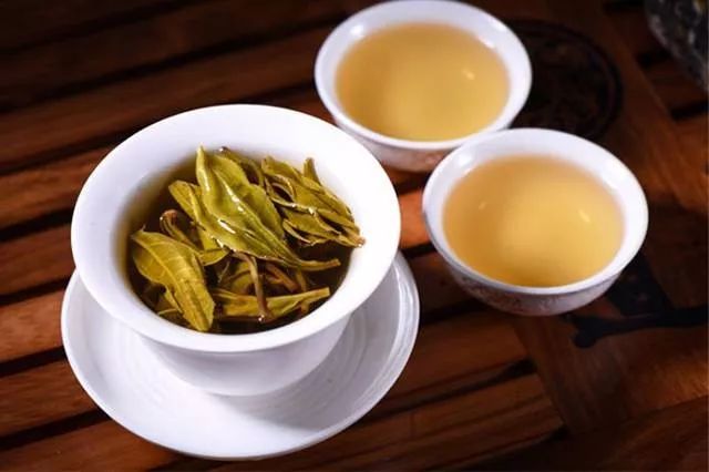 富硒白茶饼茶泡法