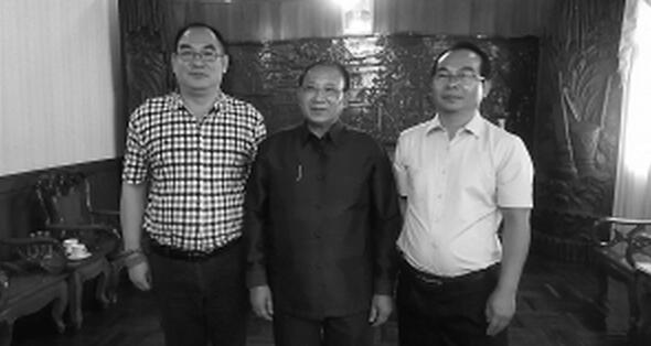 高盛集团公司董事长张问正(右一)和中地安公司董事长廖鹏(左一)与老挝国家农林部部长连提乔先生合影留念(图中)