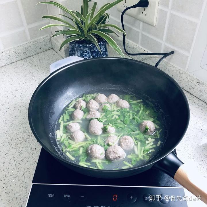 用铁锅炒菜能补铁吗