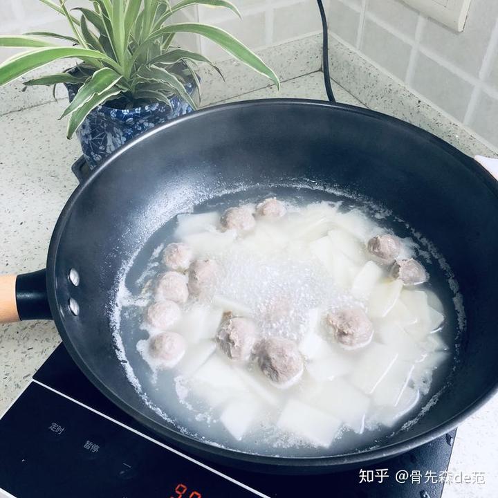 用铁锅炒菜能补铁吗