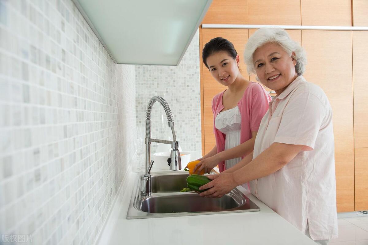 在屋里晒太阳能补钙吗